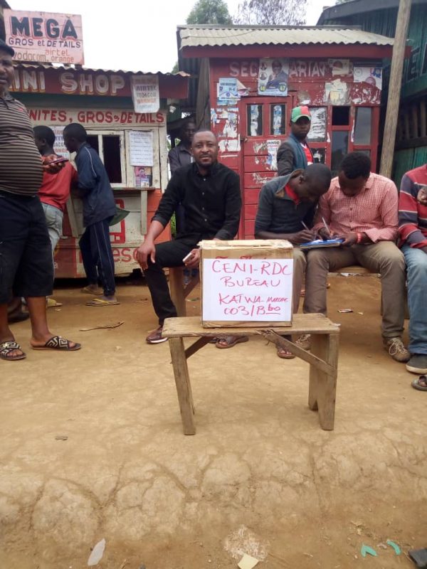 Article : Soucieux d’élire, des jeunes de Butembo et Beni improvisent leurs propres bureaux de vote